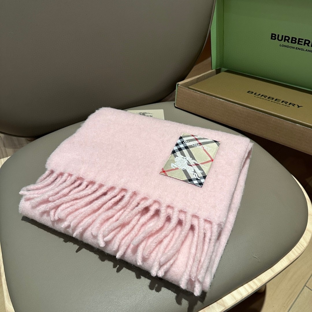 ▪❤️️巴宝莉超美新款马海毛围巾！超级推荐入手！】质感好货！主打的马海毛围巾~据说超难买哦！！打了好多次