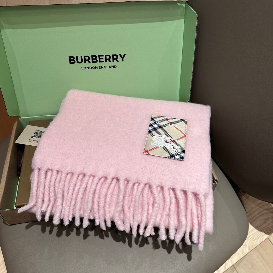 ▪❤️️巴宝莉超美新款马海毛围巾！超级推荐入手！】质感好货！主打的马海毛围巾~据说超难买哦！！打了好多次