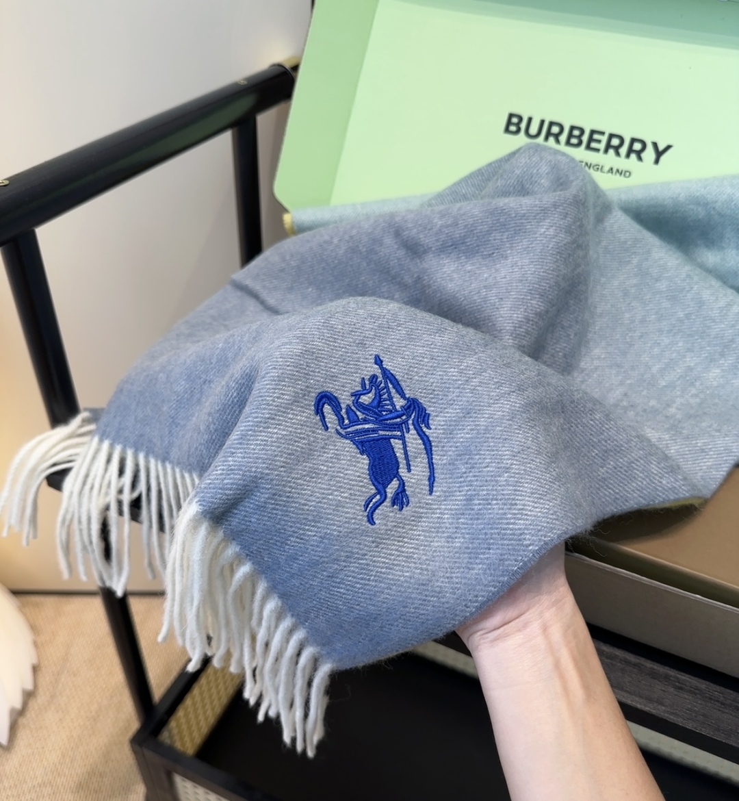 【▪️家属福利来了！！巴宝莉高端重磅男士围巾！】怒赞推荐，激动~！！下手绝对要快，同步专柜，最高端的男士