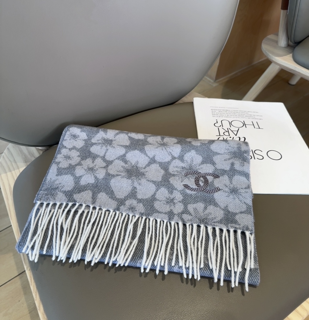 上新！2025秋冬香奈儿男女同款，同步，高端羊绒针织围巾！ 可正式，可随意，非常Classical的设计