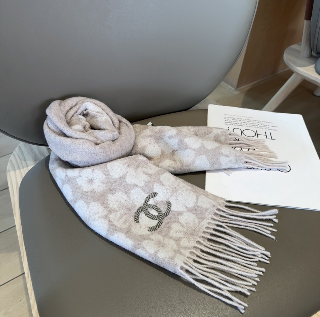 上新！2025秋冬香奈儿男女同款，同步，高端羊绒针织围巾！ 可正式，可随意，非常Classical的设计