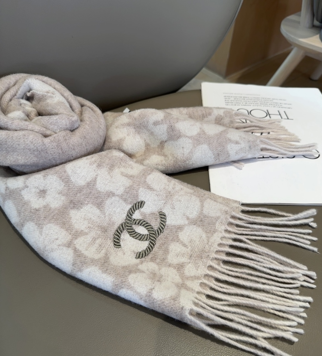 上新！2025秋冬香奈儿男女同款，同步，高端羊绒针织围巾！ 可正式，可随意，非常Classical的设计