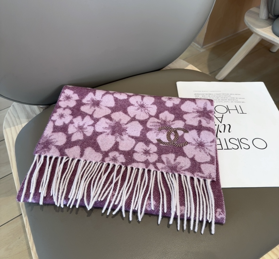 上新！2025秋冬香奈儿男女同款，同步，高端羊绒针织围巾！ 可正式，可随意，非常Classical的设计