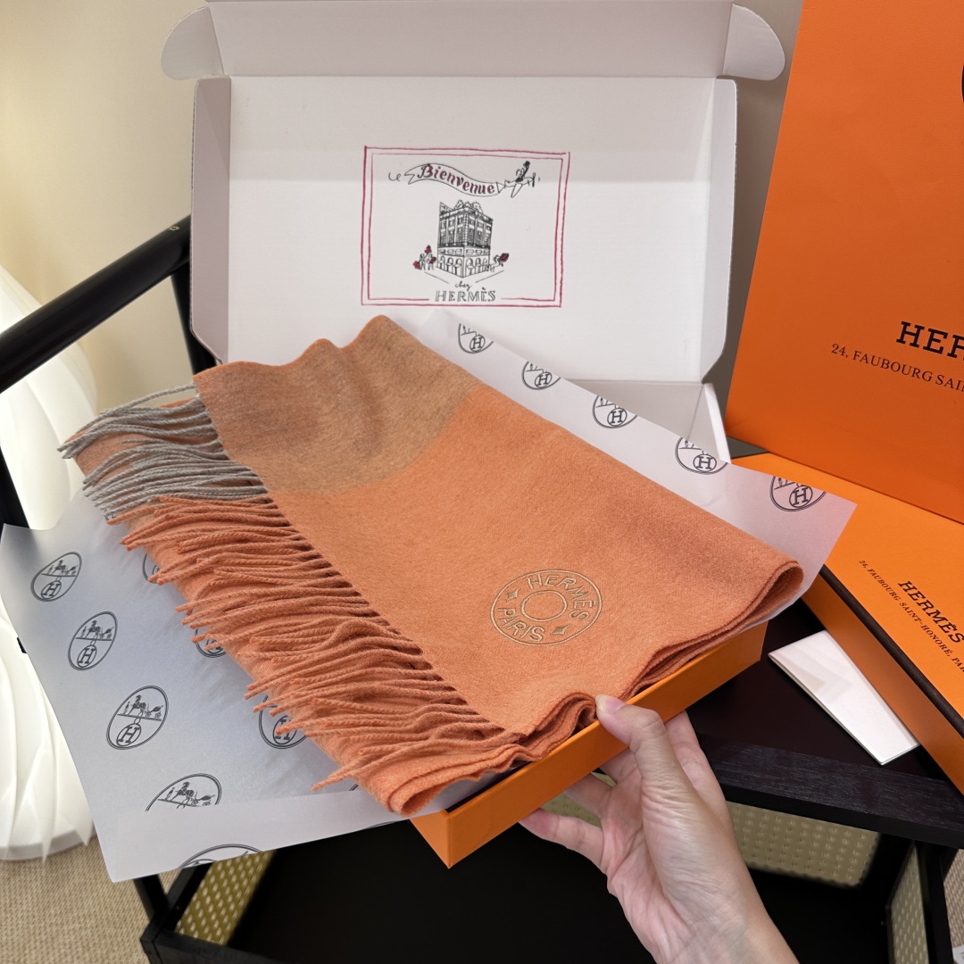 2025年Hermes · 爱马仕，难得一见的温柔配色，低调又不失优雅❗️】重点推荐❗️双边配色，一条围