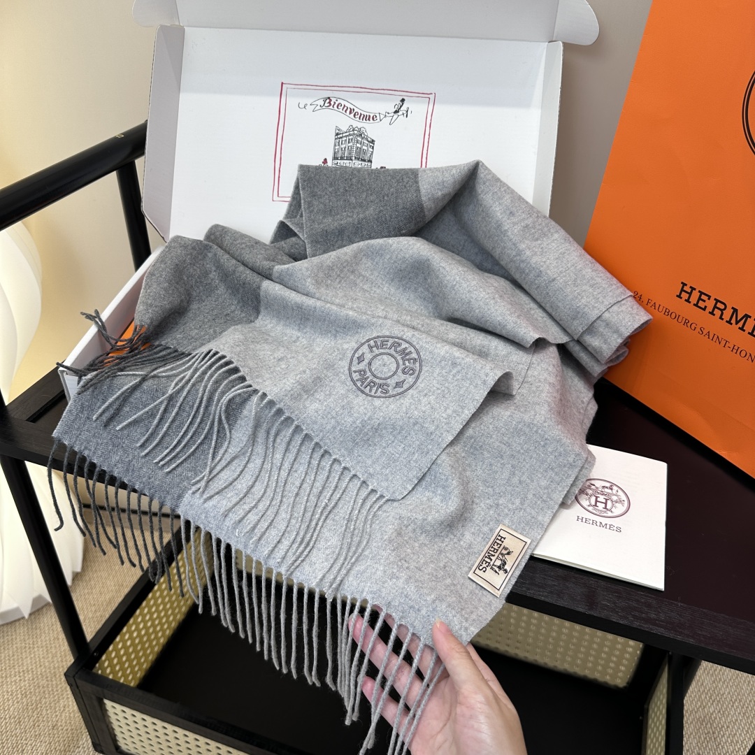 2025年Hermes · 爱马仕，难得一见的温柔配色，低调又不失优雅❗️】重点推荐❗️双边配色，一条围