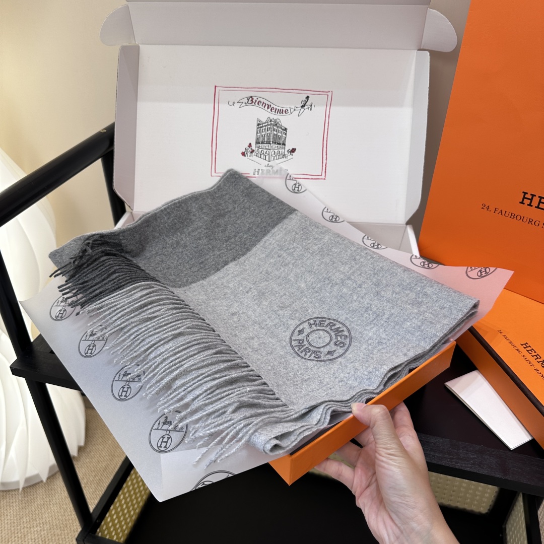 2025年Hermes · 爱马仕，难得一见的温柔配色，低调又不失优雅❗️】重点推荐❗️双边配色，一条围
