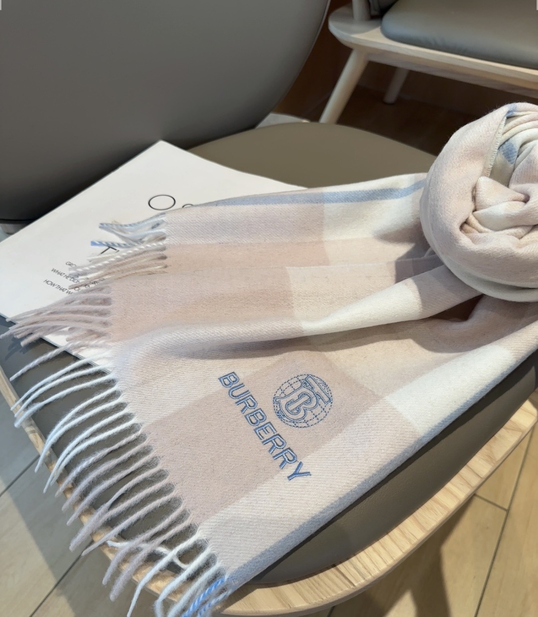 Burberry · 巴宝莉格子围巾❗️好看的要疯掉了，太有型太有魅力了❗️❗️非常斯文时尚的秋冬单品！