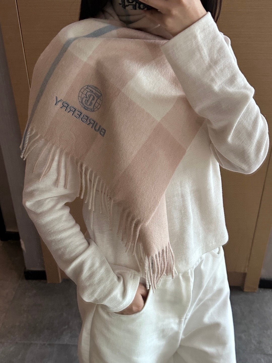 Burberry · 巴宝莉格子围巾❗️好看的要疯掉了，太有型太有魅力了❗️❗️非常斯文时尚的秋冬单品！