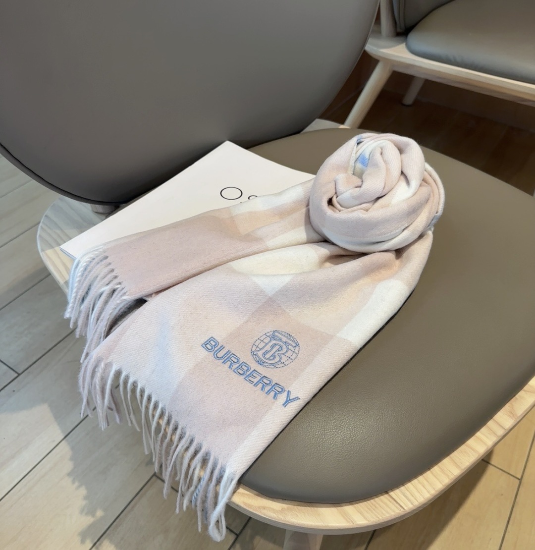 Burberry · 巴宝莉格子围巾❗️好看的要疯掉了，太有型太有魅力了❗️❗️非常斯文时尚的秋冬单品！