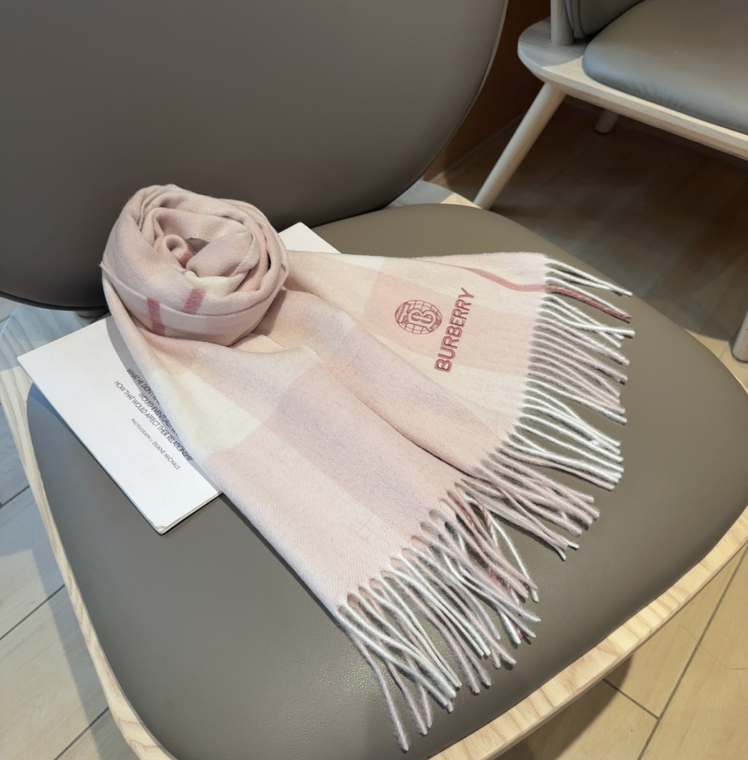 Burberry · 巴宝莉格子围巾❗️好看的要疯掉了，太有型太有魅力了❗️❗️非常斯文时尚的秋冬单品！