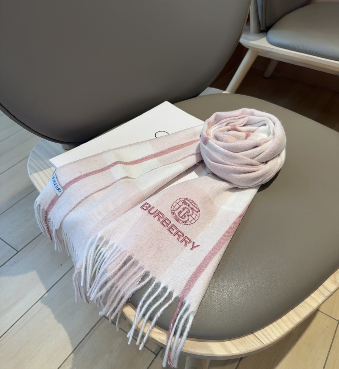 Burberry · 巴宝莉格子围巾❗️好看的要疯掉了，太有型太有魅力了❗️❗️非常斯文时尚的秋冬单品！