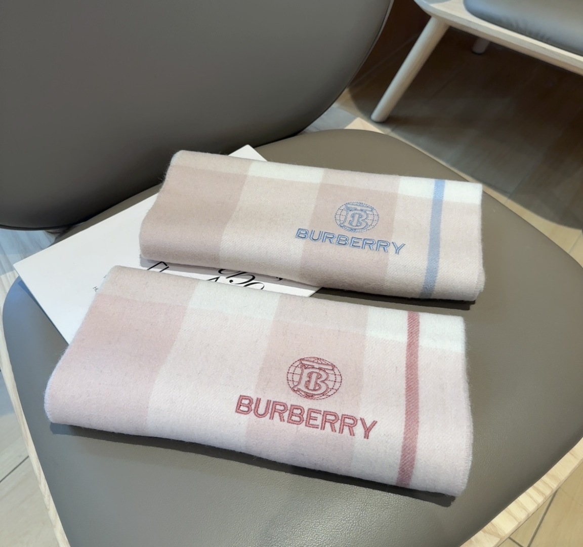 Burberry · 巴宝莉格子围巾❗️好看的要疯掉了，太有型太有魅力了❗️❗️非常斯文时尚的秋冬单品！