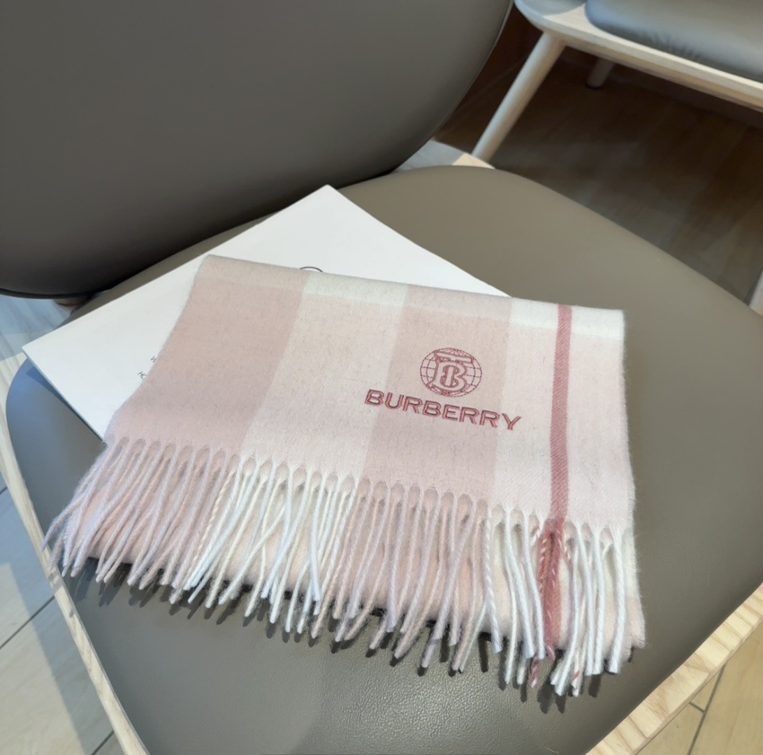 Burberry · 巴宝莉格子围巾❗️好看的要疯掉了，太有型太有魅力了❗️❗️非常斯文时尚的秋冬单品！