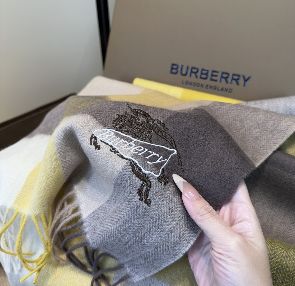 【▪️家属福利来了！！巴宝莉高端重磅男士围巾！】怒赞推荐，激动~！！下手绝对要快，同步专柜，最高端的男士