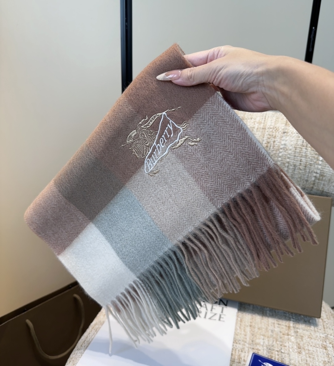 【▪️家属福利来了！！巴宝莉高端重磅男士围巾！】怒赞推荐，激动~！！下手绝对要快，同步专柜，最高端的男士