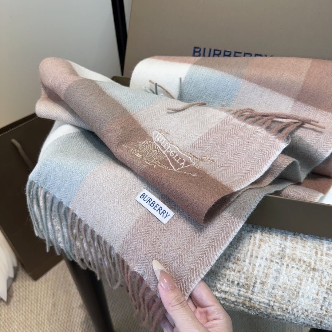 【▪️家属福利来了！！巴宝莉高端重磅男士围巾！】怒赞推荐，激动~！！下手绝对要快，同步专柜，最高端的男士