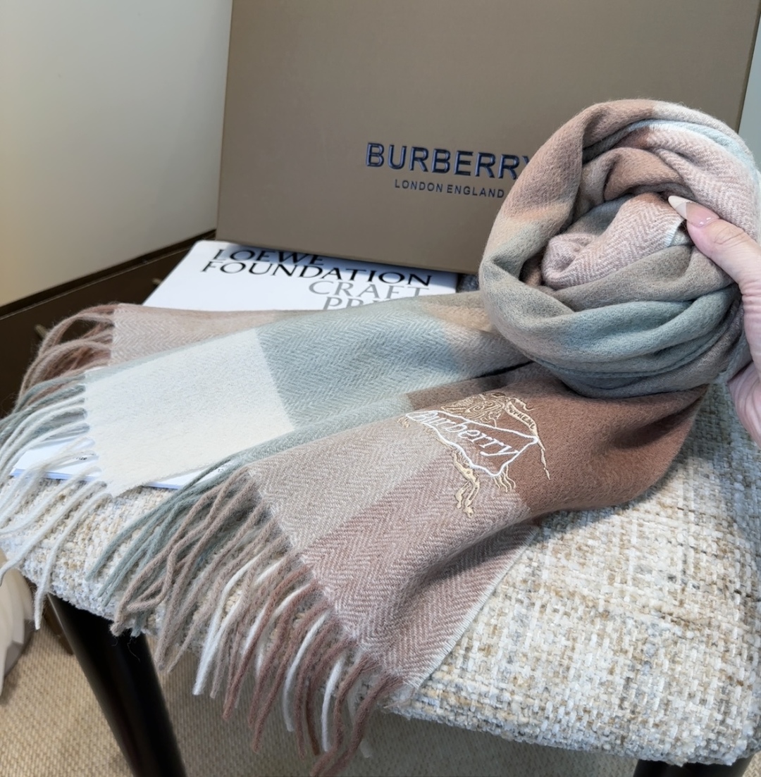 【▪️家属福利来了！！巴宝莉高端重磅男士围巾！】怒赞推荐，激动~！！下手绝对要快，同步专柜，最高端的男士