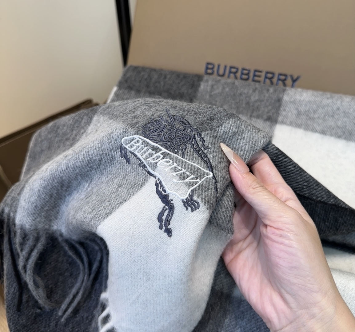 【▪️家属福利来了！！巴宝莉高端重磅男士围巾！】怒赞推荐，激动~！！下手绝对要快，同步专柜，最高端的男士