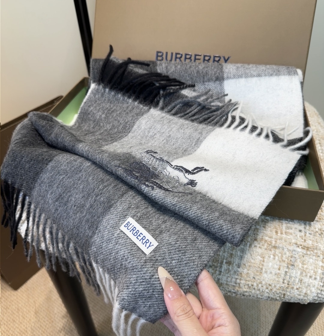 【▪️家属福利来了！！巴宝莉高端重磅男士围巾！】怒赞推荐，激动~！！下手绝对要快，同步专柜，最高端的男士