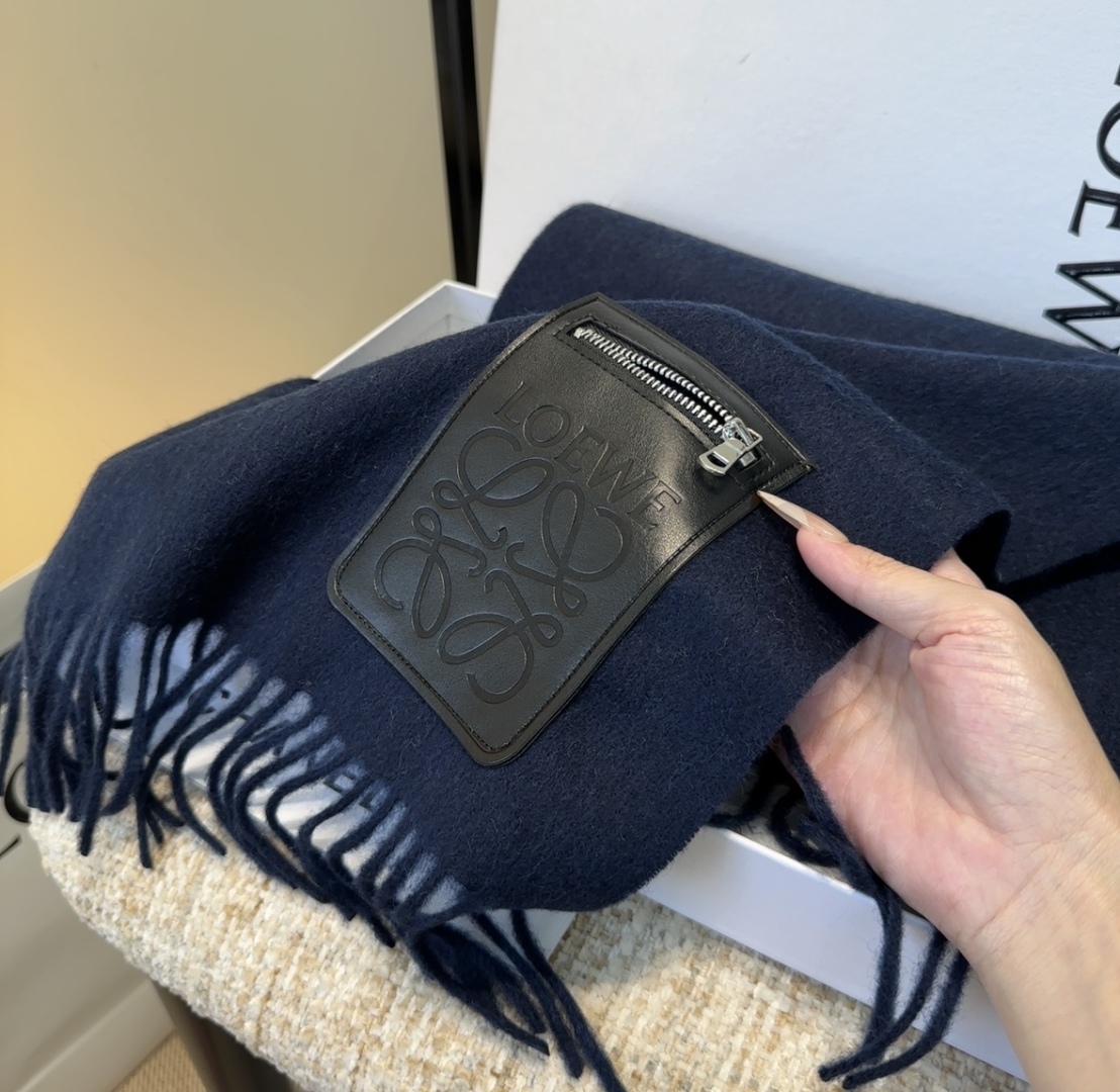【▪Loewe · 罗意威难得一见的温柔配色，低调又不失优雅❗】重点推荐❗双面配色，一条围巾两种风格搭配