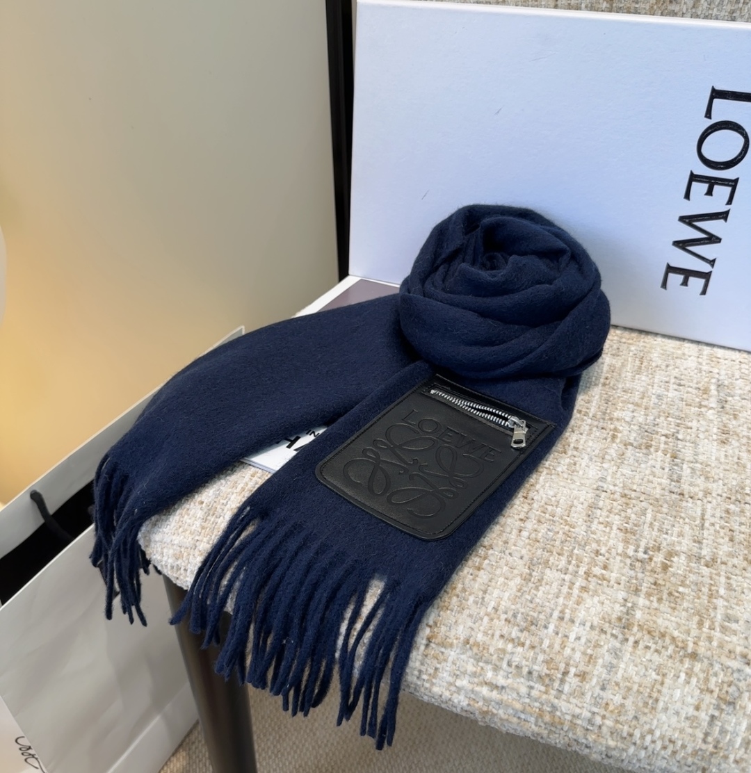 【▪Loewe · 罗意威难得一见的温柔配色，低调又不失优雅❗】重点推荐❗双面配色，一条围巾两种风格搭配