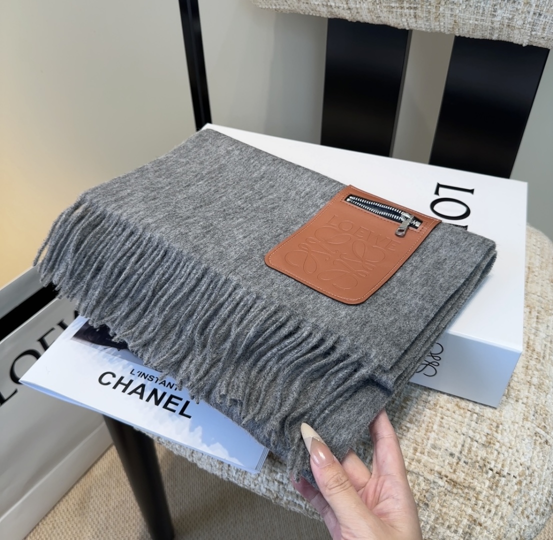 【▪Loewe · 罗意威难得一见的温柔配色，低调又不失优雅❗】重点推荐❗双面配色，一条围巾两种风格搭配