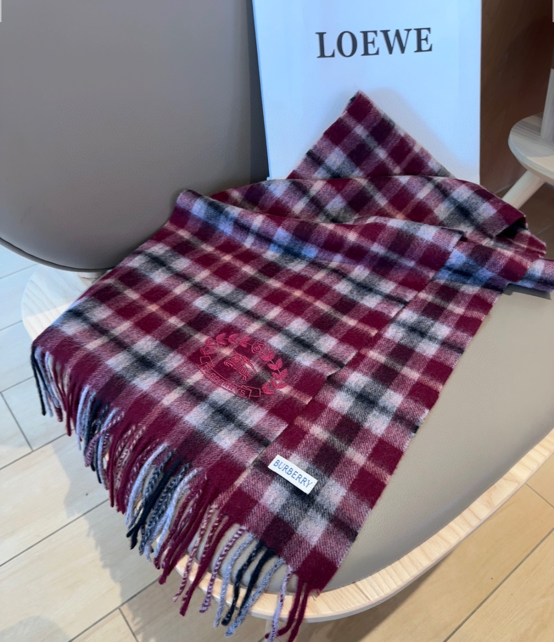 Burberry · 巴宝莉格子围巾❗️好看的要疯掉了，太有型太有魅力了❗️❗️非常斯文时尚的秋冬单品！