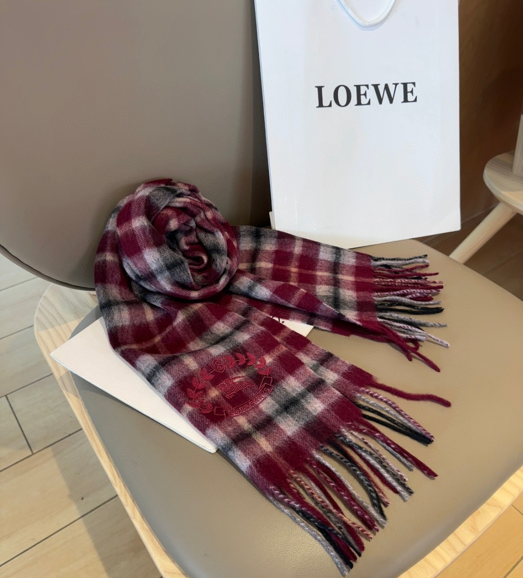 Burberry · 巴宝莉格子围巾❗️好看的要疯掉了，太有型太有魅力了❗️❗️非常斯文时尚的秋冬单品！