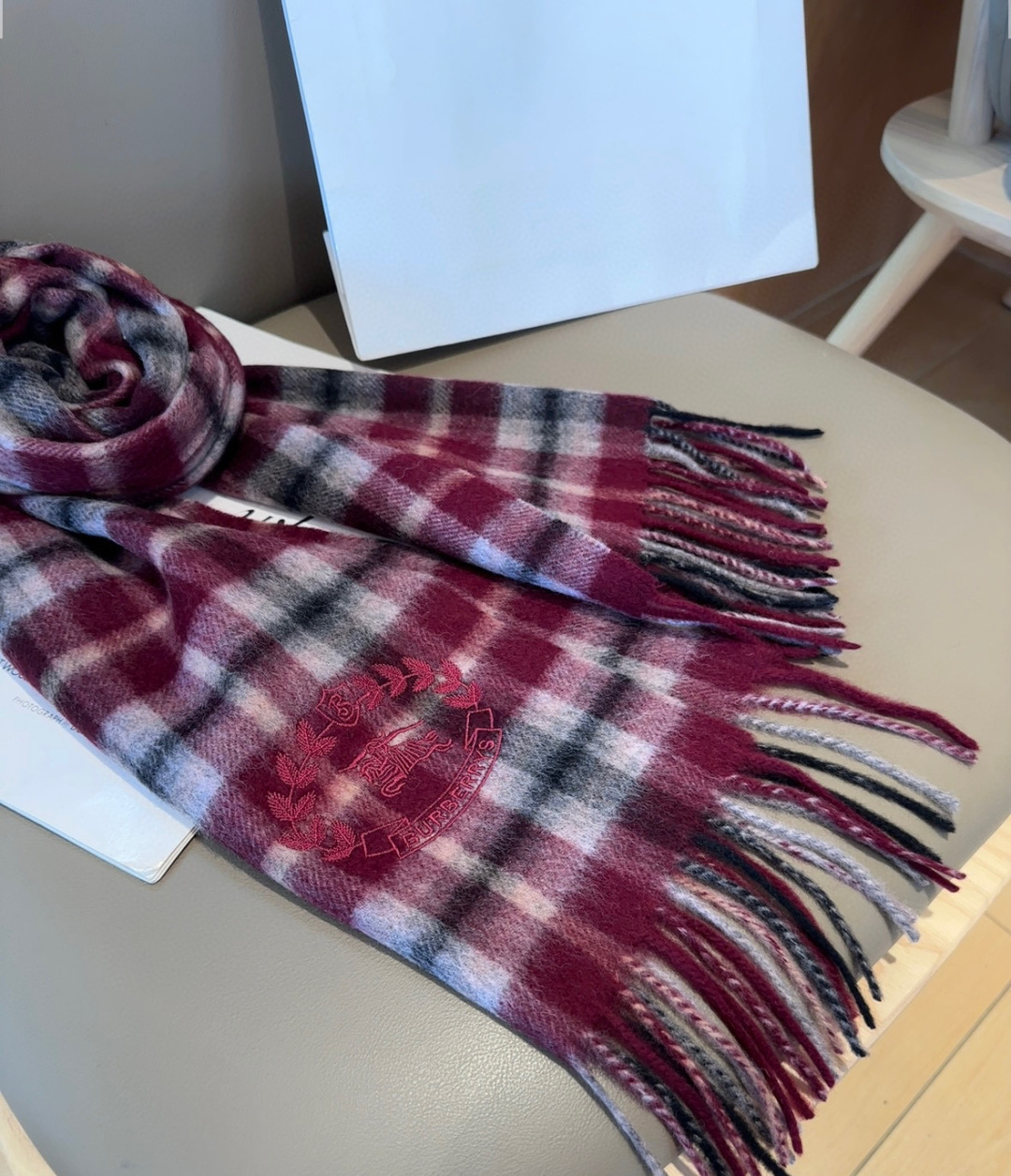 Burberry · 巴宝莉格子围巾❗️好看的要疯掉了，太有型太有魅力了❗️❗️非常斯文时尚的秋冬单品！