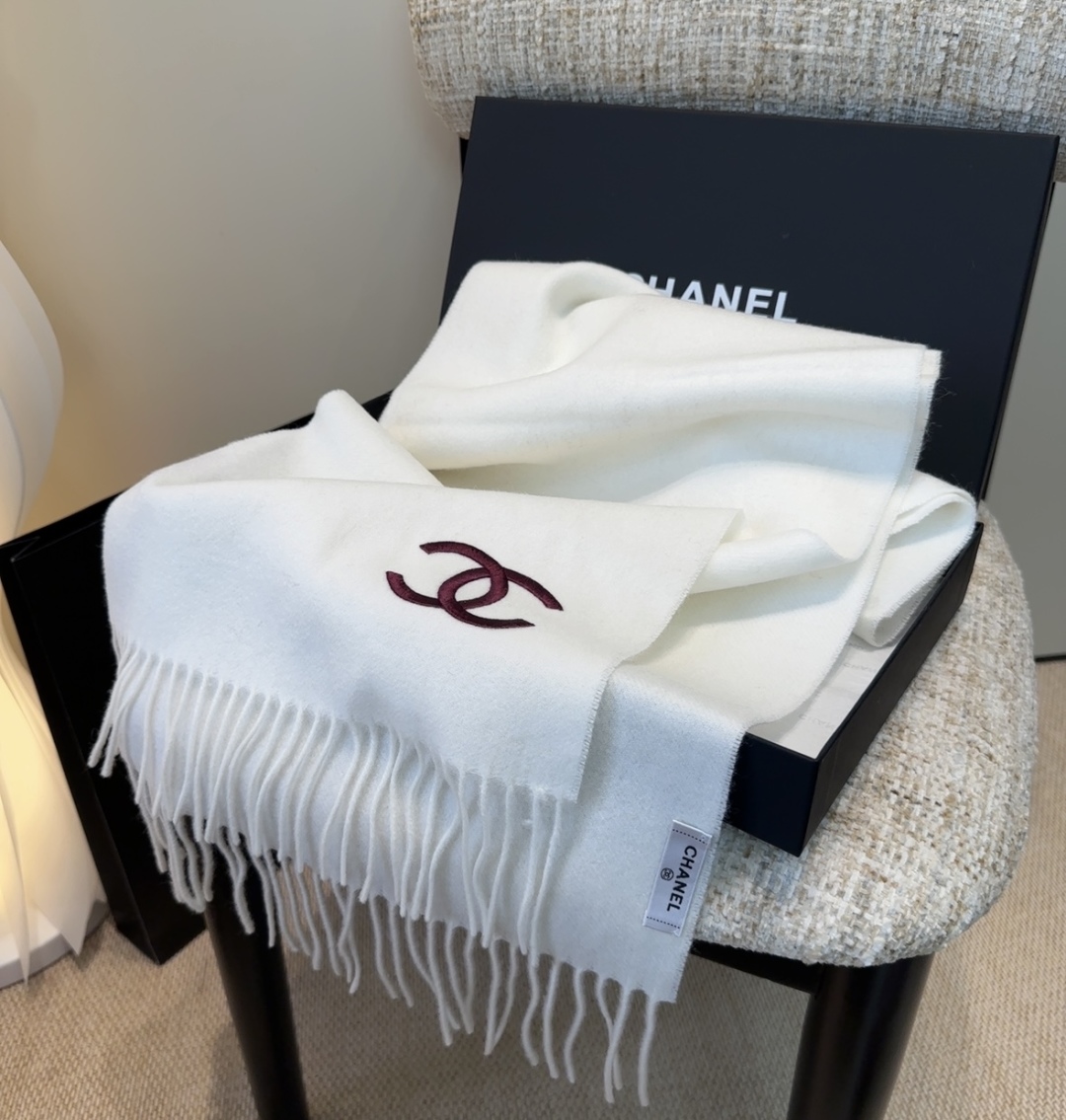 香奈儿围巾❗️好看的要疯掉了，太有型太有魅力了❗️❗️非常斯文时尚的秋冬单品！真的很喜欢，非常Class