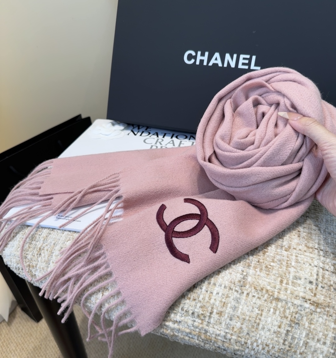 香奈儿围巾❗️好看的要疯掉了，太有型太有魅力了❗️❗️非常斯文时尚的秋冬单品！真的很喜欢，非常Class