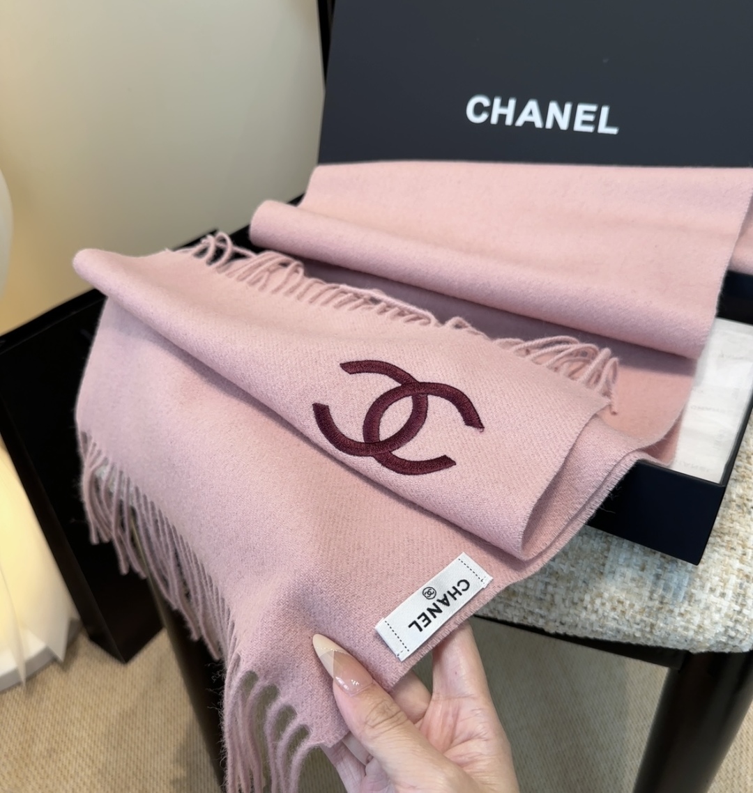 香奈儿围巾❗️好看的要疯掉了，太有型太有魅力了❗️❗️非常斯文时尚的秋冬单品！真的很喜欢，非常Class