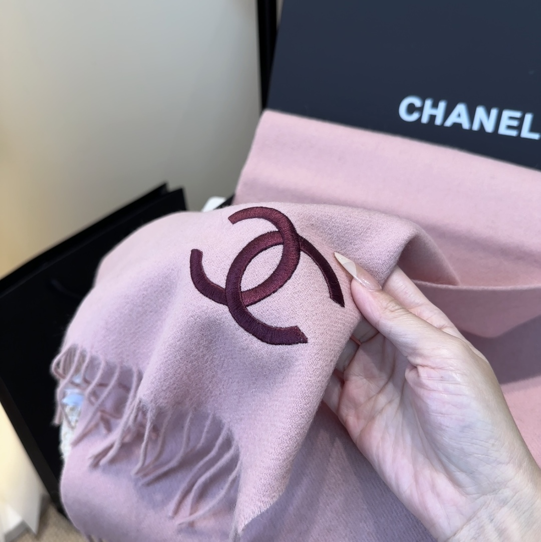 香奈儿围巾❗️好看的要疯掉了，太有型太有魅力了❗️❗️非常斯文时尚的秋冬单品！真的很喜欢，非常Class