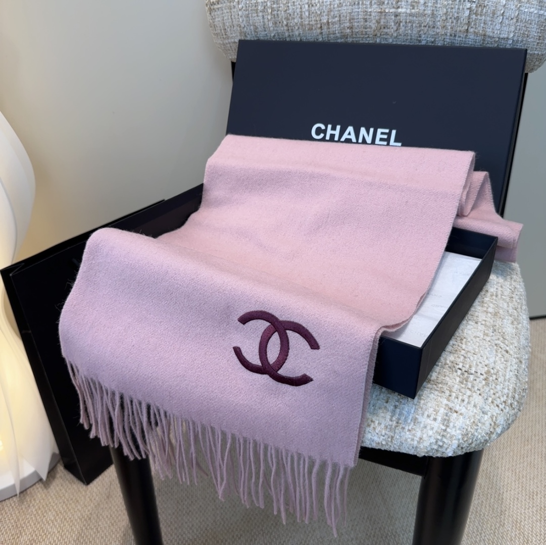 香奈儿围巾❗️好看的要疯掉了，太有型太有魅力了❗️❗️非常斯文时尚的秋冬单品！真的很喜欢，非常Class