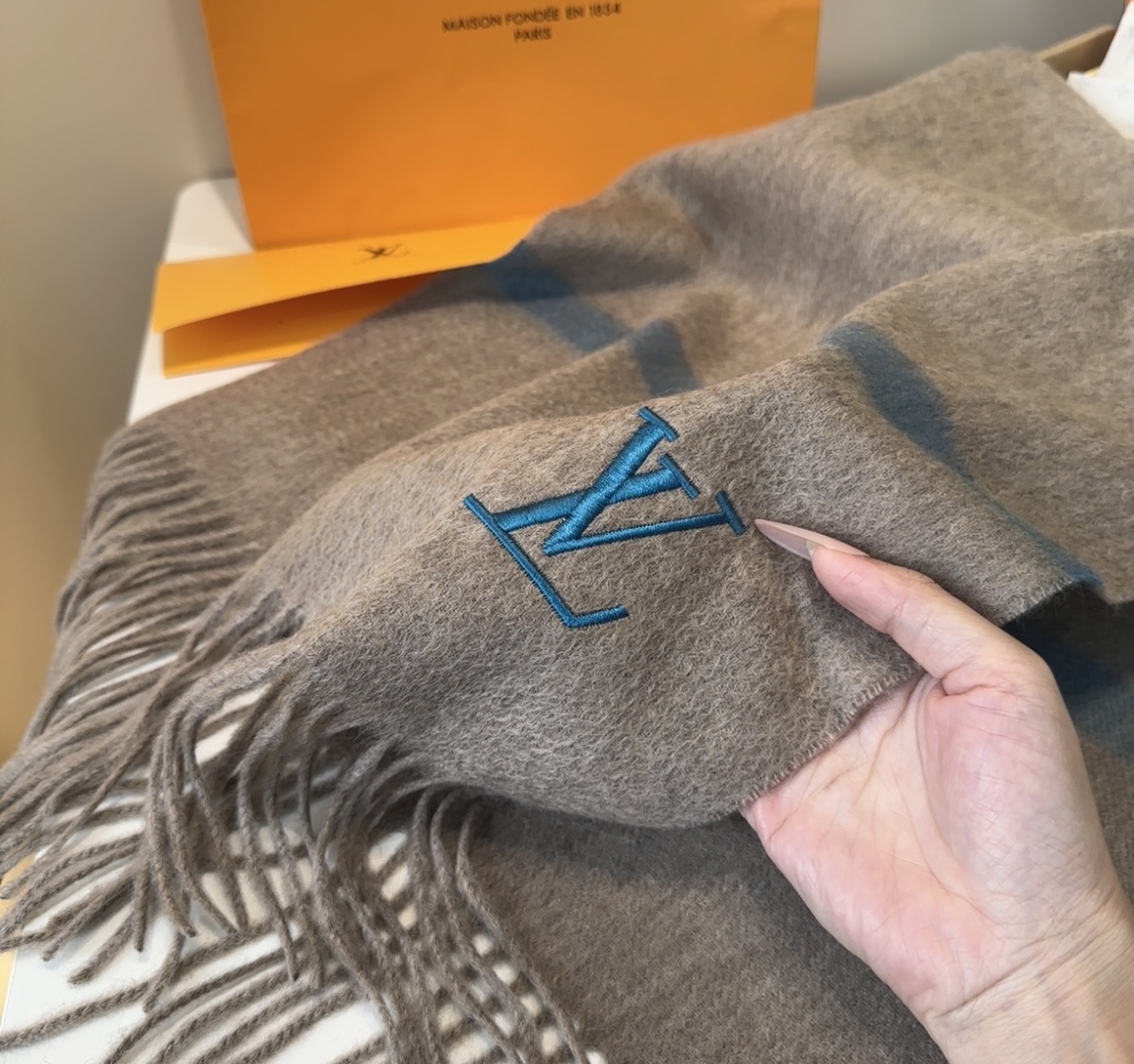 Lv围巾❗️好看的要疯掉了，太有型太有魅力了❗️❗️非常斯文时尚的秋冬单品！真的很喜欢，非常Classi