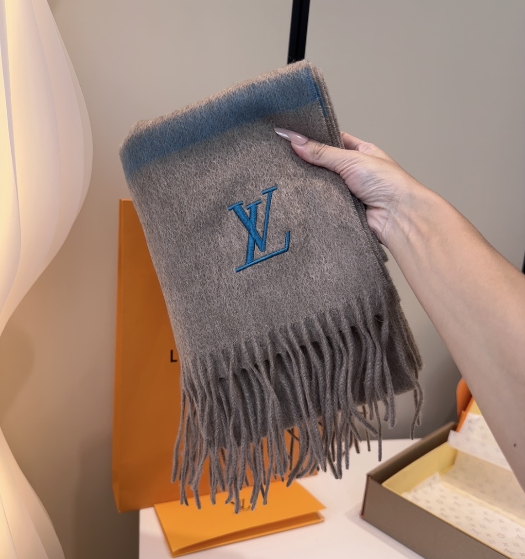 Lv围巾❗️好看的要疯掉了，太有型太有魅力了❗️❗️非常斯文时尚的秋冬单品！真的很喜欢，非常Classi