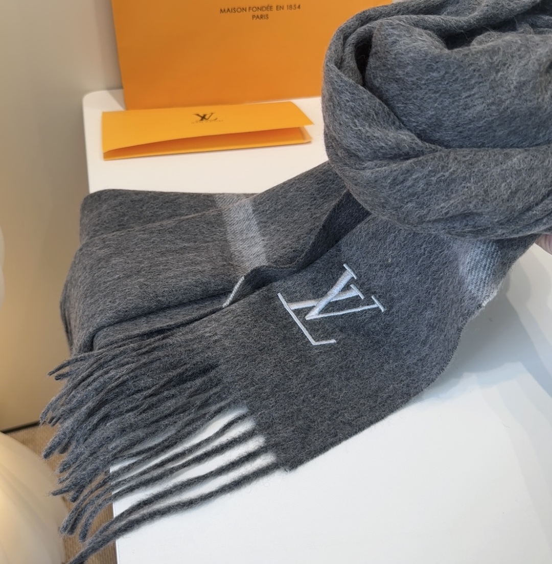 Lv围巾❗️好看的要疯掉了，太有型太有魅力了❗️❗️非常斯文时尚的秋冬单品！真的很喜欢，非常Classi
