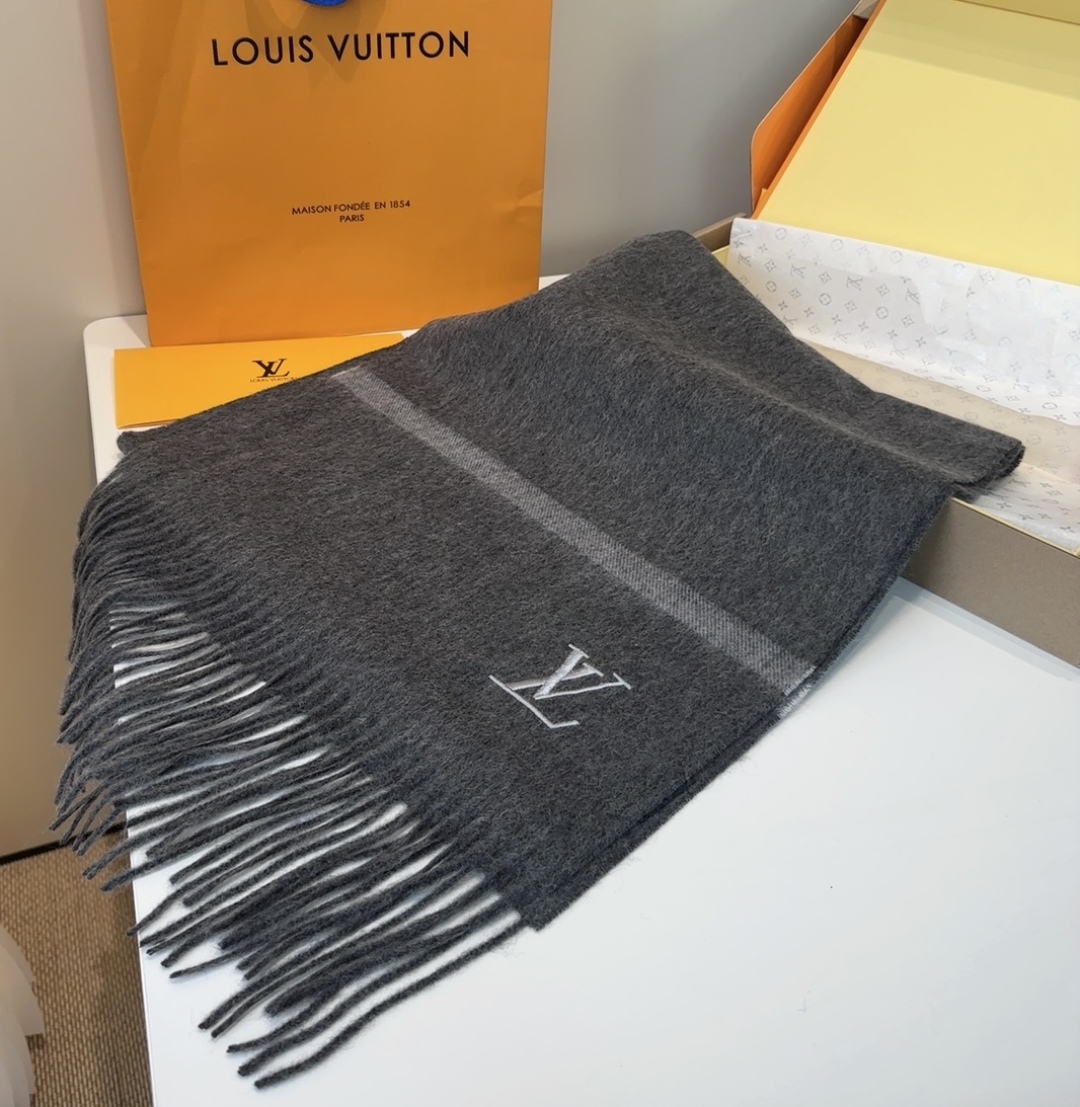 Lv围巾❗️好看的要疯掉了，太有型太有魅力了❗️❗️非常斯文时尚的秋冬单品！真的很喜欢，非常Classi