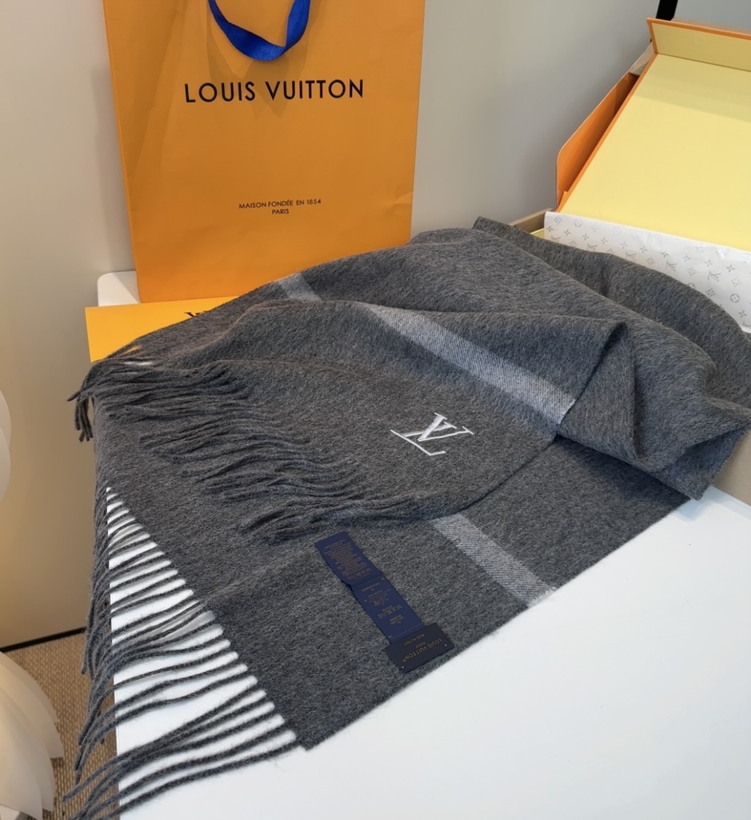 Lv围巾❗️好看的要疯掉了，太有型太有魅力了❗️❗️非常斯文时尚的秋冬单品！真的很喜欢，非常Classi