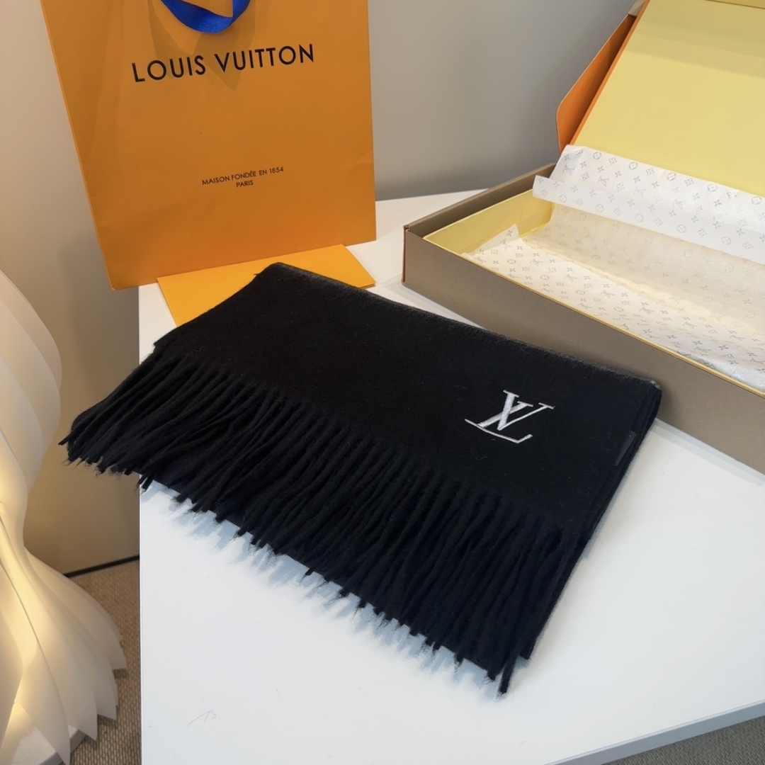 Lv围巾❗️好看的要疯掉了，太有型太有魅力了❗️❗️非常斯文时尚的秋冬单品！真的很喜欢，非常Classi