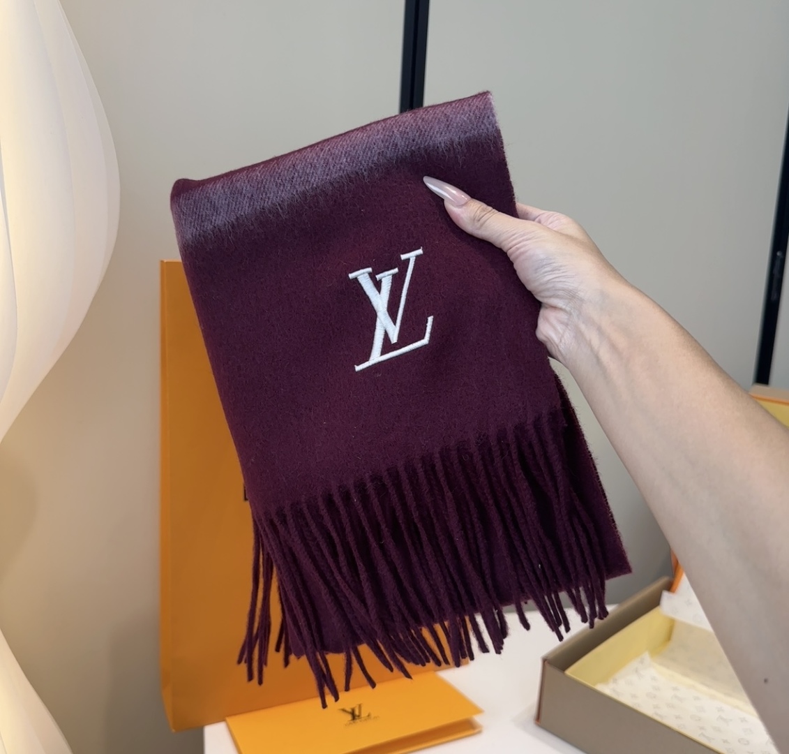 Lv围巾❗️好看的要疯掉了，太有型太有魅力了❗️❗️非常斯文时尚的秋冬单品！真的很喜欢，非常Classi