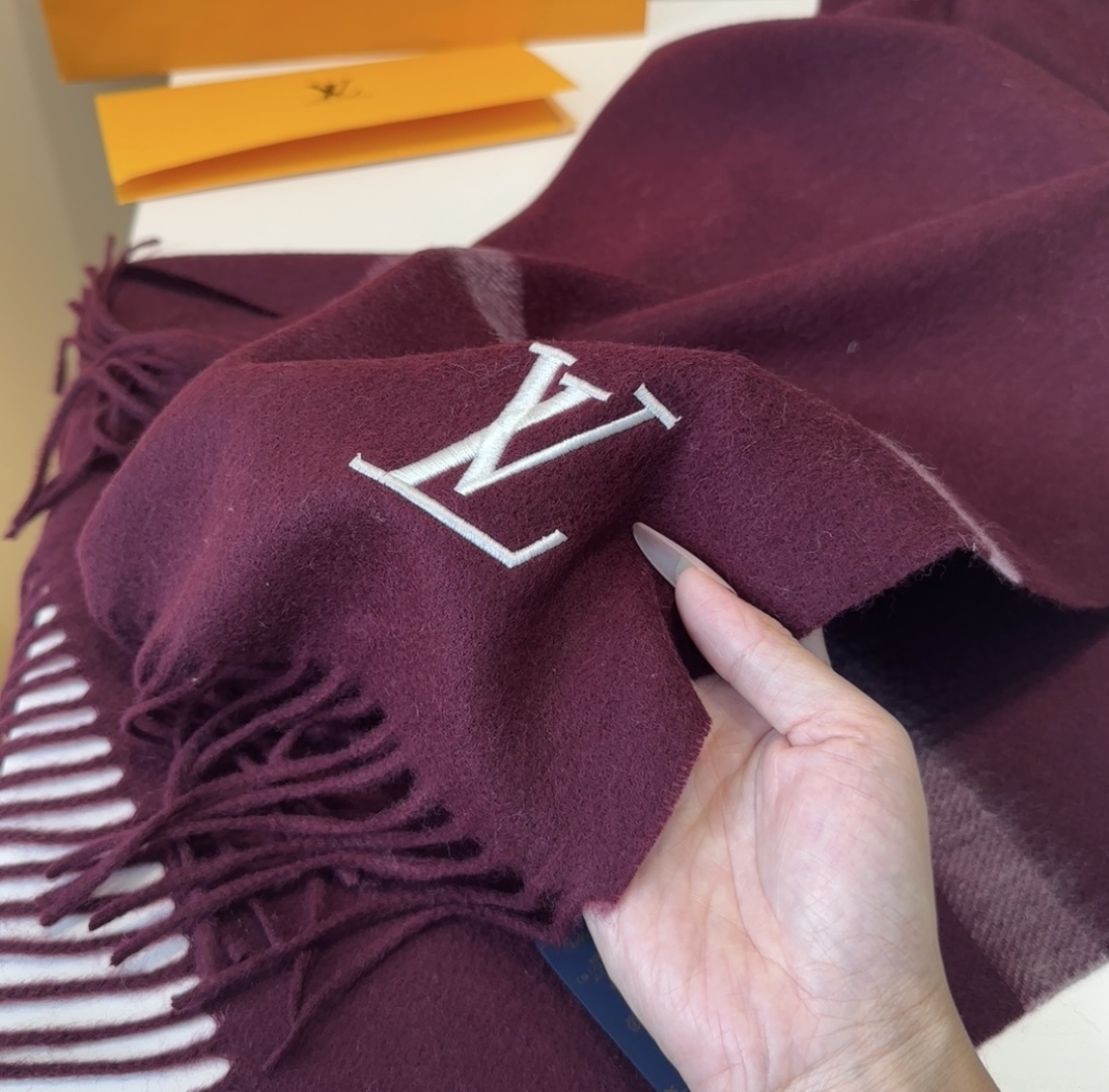 Lv围巾❗️好看的要疯掉了，太有型太有魅力了❗️❗️非常斯文时尚的秋冬单品！真的很喜欢，非常Classi