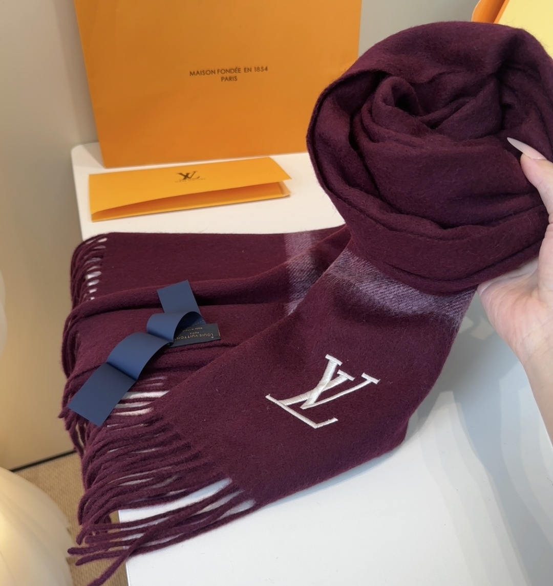 Lv围巾❗️好看的要疯掉了，太有型太有魅力了❗️❗️非常斯文时尚的秋冬单品！真的很喜欢，非常Classi