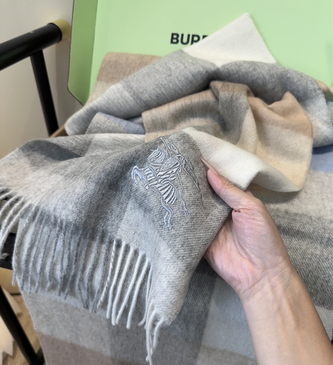 【▪️ 惊艳！披着围着都美的~让人过目不忘！！】巴宝莉这款出来的效果真的，一秒美晕！！太有设计感了，太美