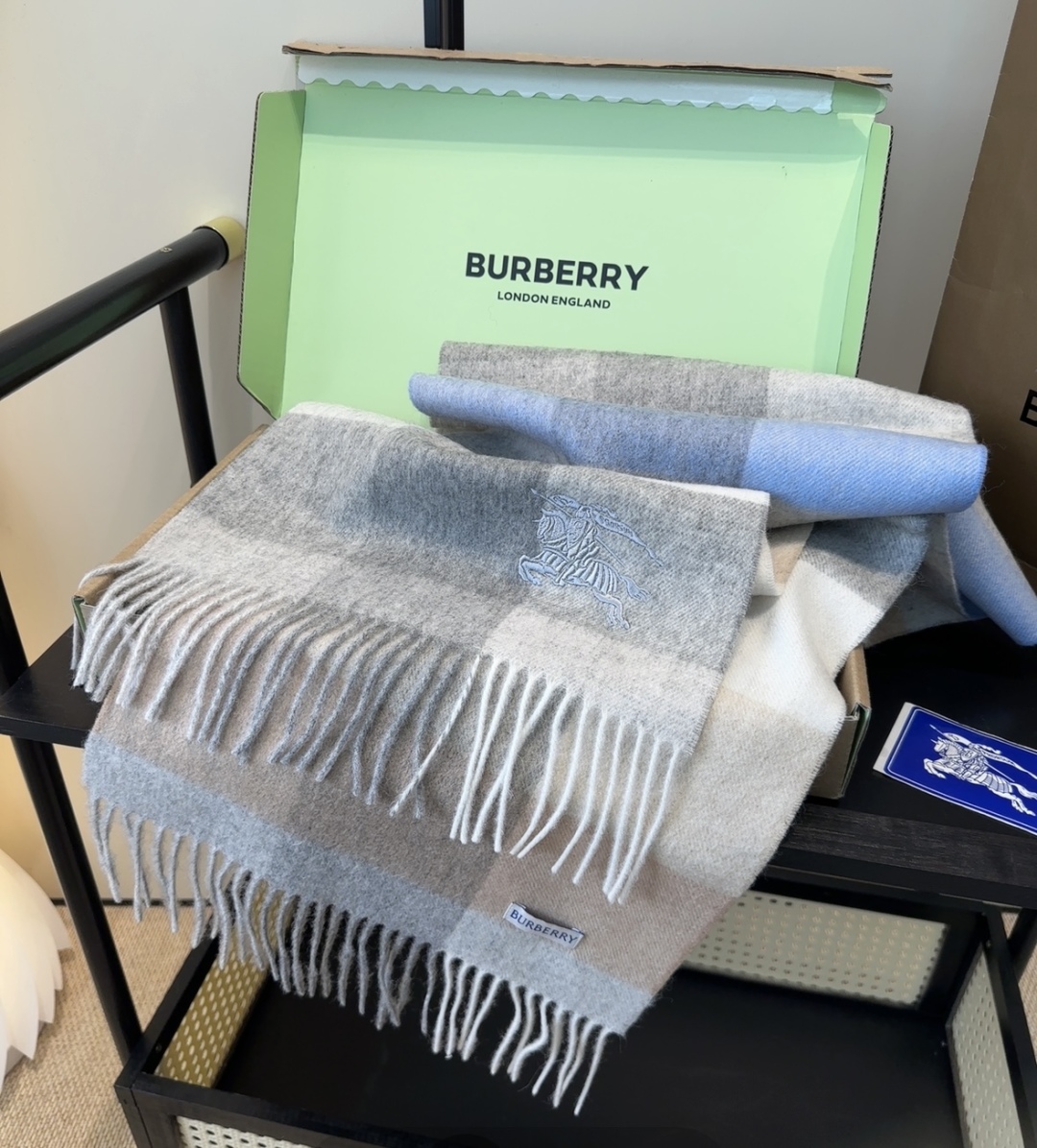 【▪️ 惊艳！披着围着都美的~让人过目不忘！！】巴宝莉这款出来的效果真的，一秒美晕！！太有设计感了，太美