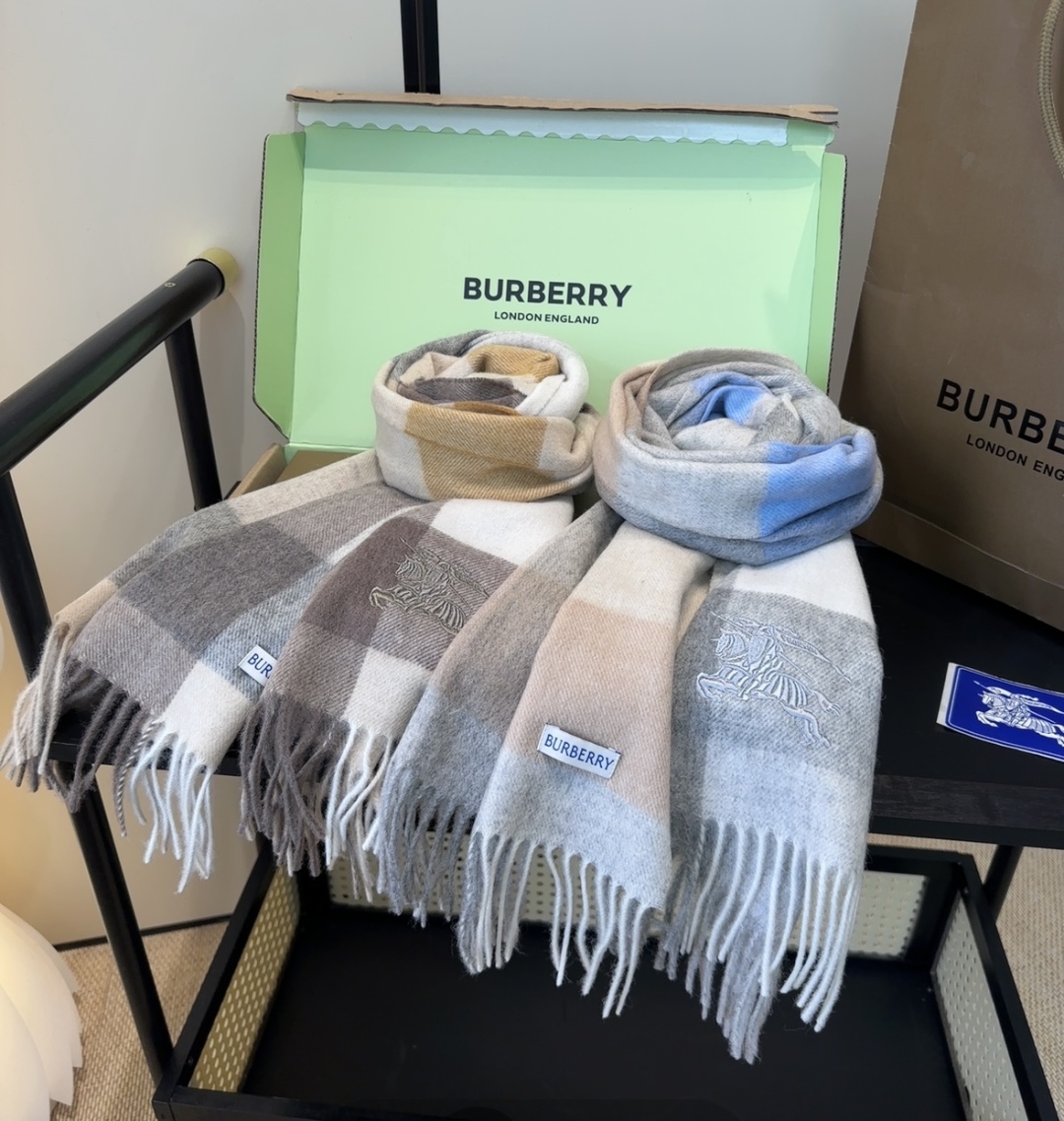 【▪️ 惊艳！披着围着都美的~让人过目不忘！！】巴宝莉这款出来的效果真的，一秒美晕！！太有设计感了，太美