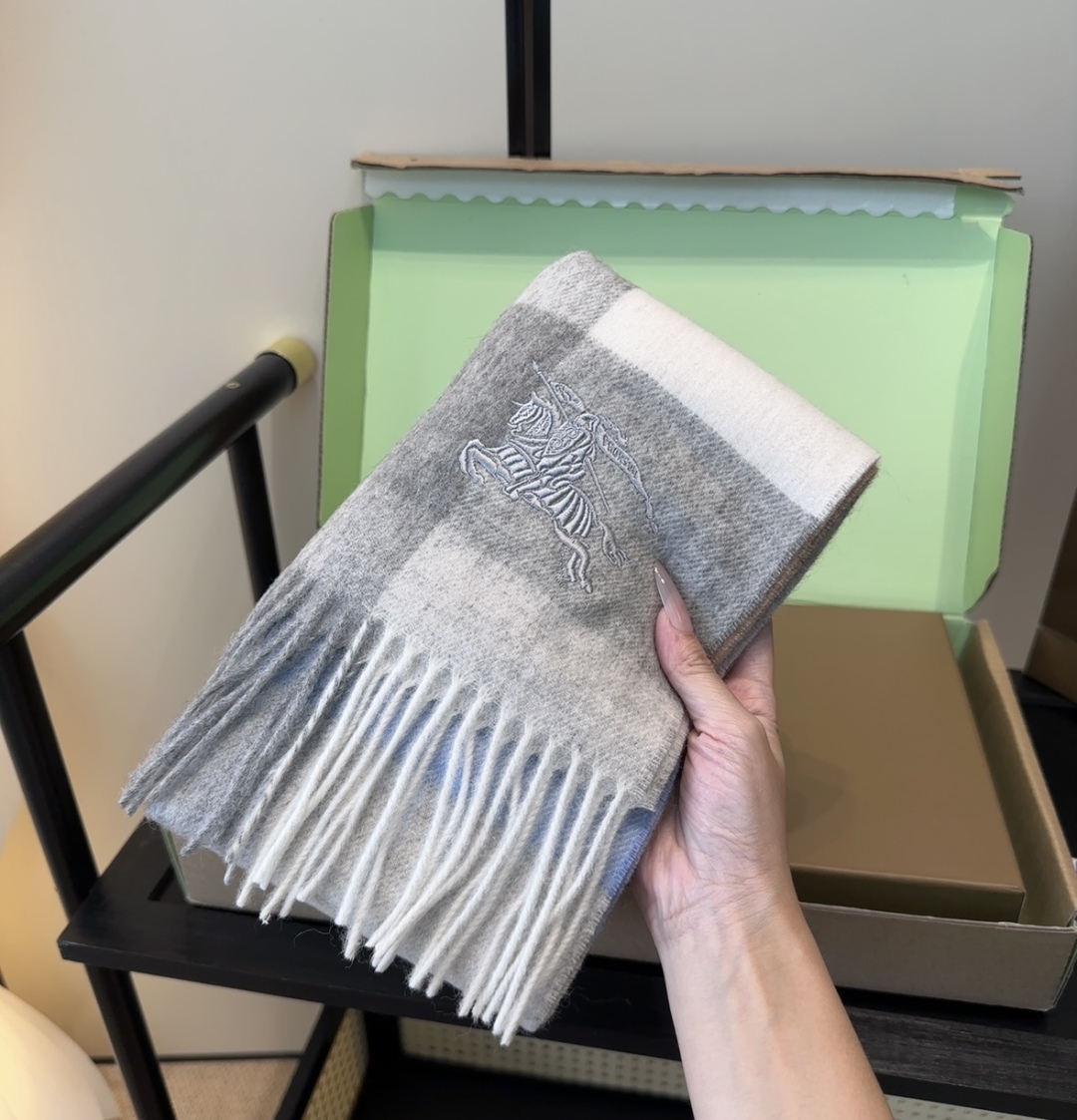 【▪️ 惊艳！披着围着都美的~让人过目不忘！！】巴宝莉这款出来的效果真的，一秒美晕！！太有设计感了，太美