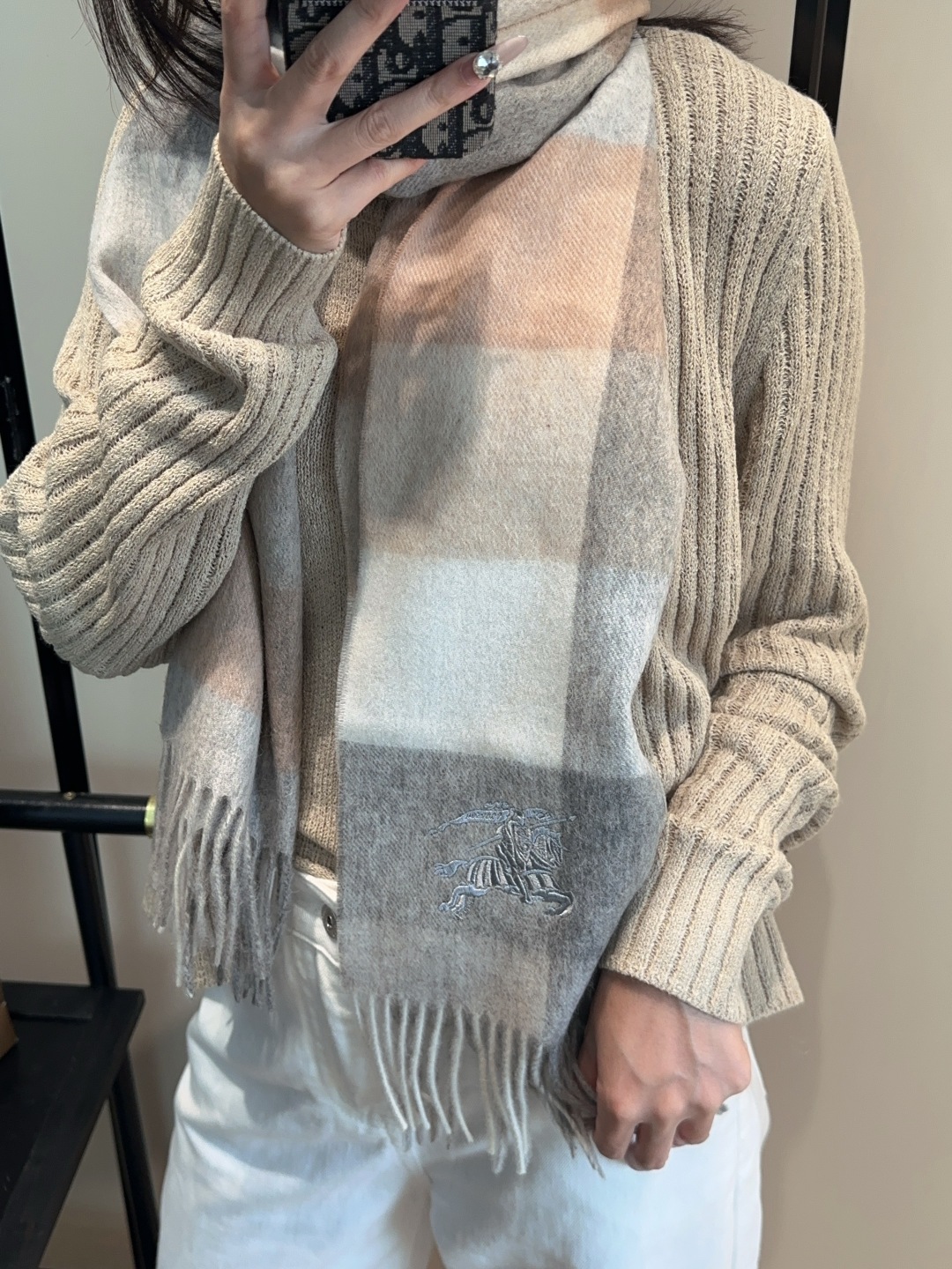 【▪️ 惊艳！披着围着都美的~让人过目不忘！！】巴宝莉这款出来的效果真的，一秒美晕！！太有设计感了，太美