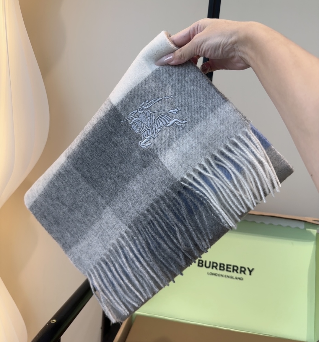 【▪️ 惊艳！披着围着都美的~让人过目不忘！！】巴宝莉这款出来的效果真的，一秒美晕！！太有设计感了，太美