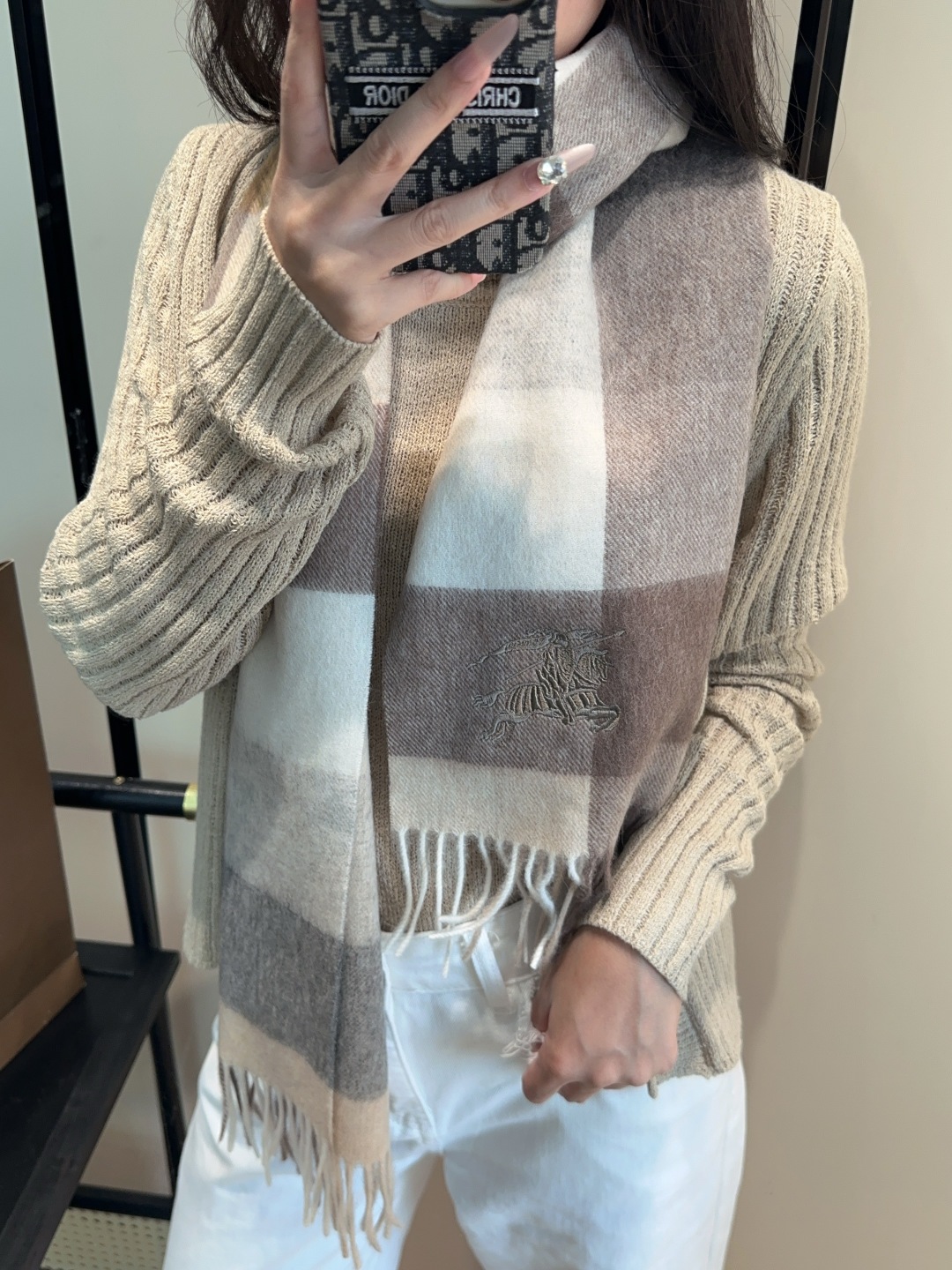 【▪️ 惊艳！披着围着都美的~让人过目不忘！！】巴宝莉这款出来的效果真的，一秒美晕！！太有设计感了，太美